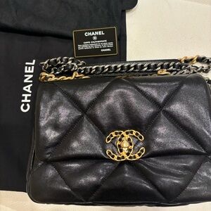 Lambskin Quilted Medium Chanel 19 Flap Black